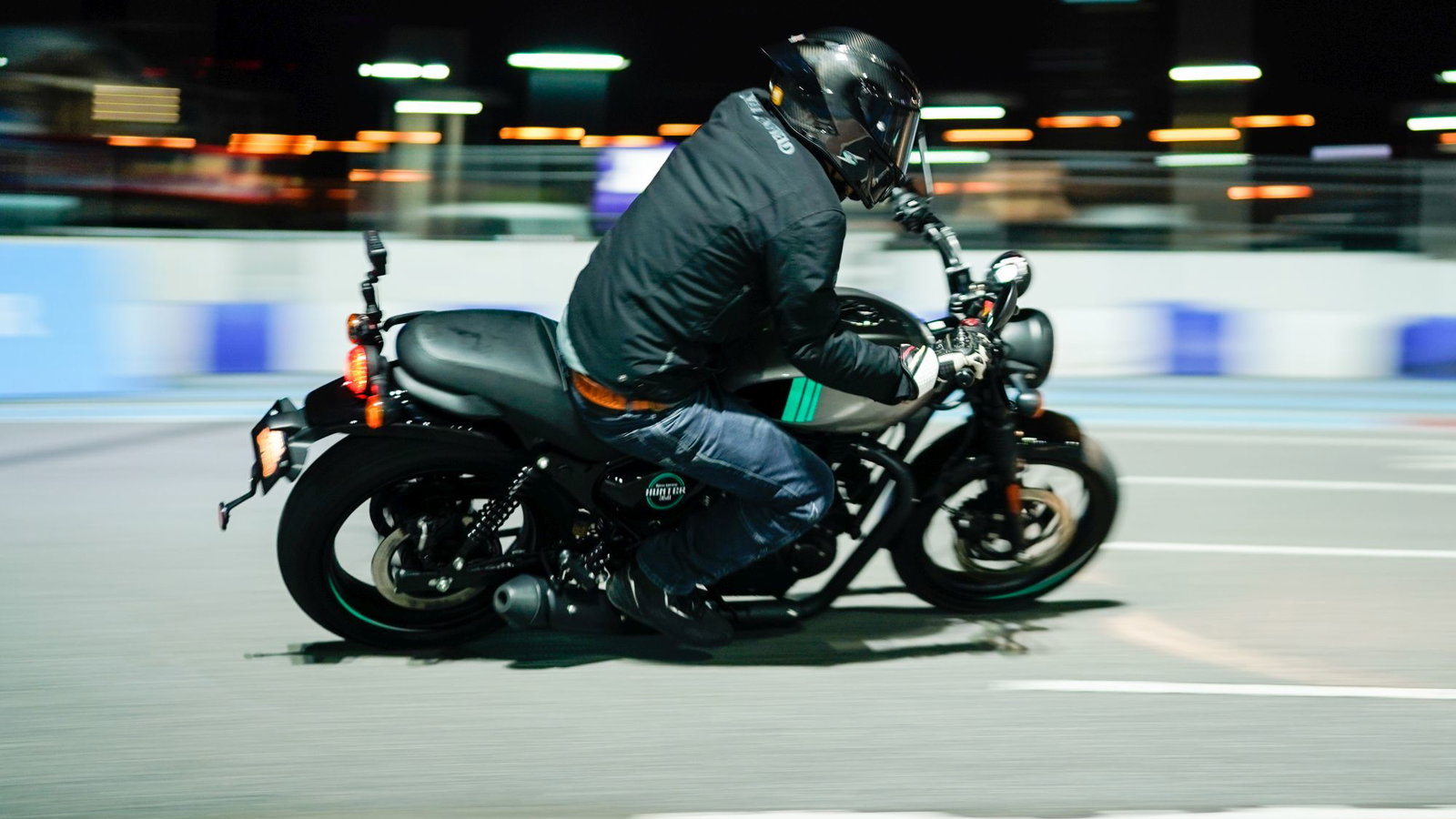 the hunter 350 being ridden on track